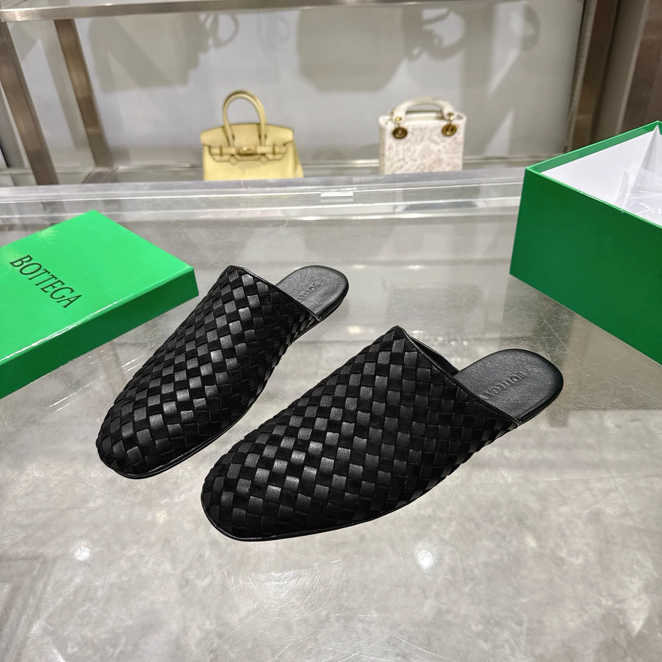 [BV] Top P: 720💰Size for couples: Female 35-39 Male 39--44 (Female 40. Male 38.45.46.47 customization is not returnable) [Note‼ ️] Add 💰 to size 46, add 💰 to size 47. Bottega Veneta's 2025 autumn counter synchronized genuine leather outsole classic woven half-drag couple model Bottega Veneta square toe flat shoes, imported mixed sheepskin, imported sheep! Leather outsole! [Rose][Rose]! Purely hand-woven and operated, the original board is reproduced one-to-one! quality assurance!